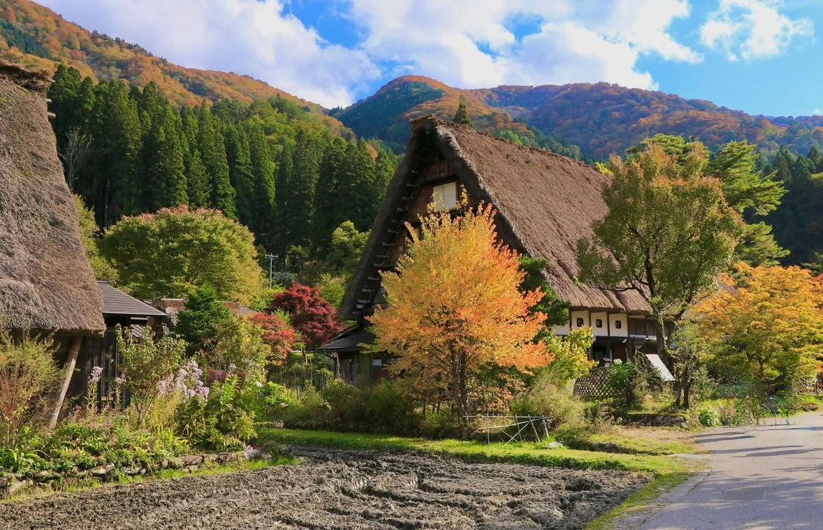 飛騨・白川郷の紅葉、混雑を避けて歩くために